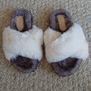 2 Chic Fluffy Slippers in White and Gray size 36